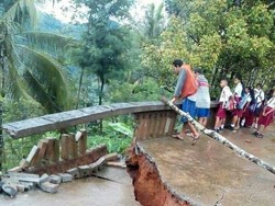 SD di Trenggalek Ini Rusak Akibat Tanah Longsor