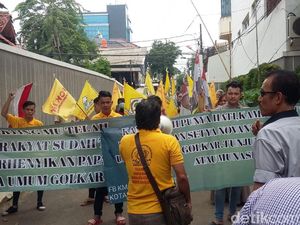 Jelang Pleno, Sempat Ada Demo di DPP Golkar Tuntut Novanto Mundur Jelang Pleno, Sempat Ada Demo di DPP Golkar Tuntut Novanto Mundur