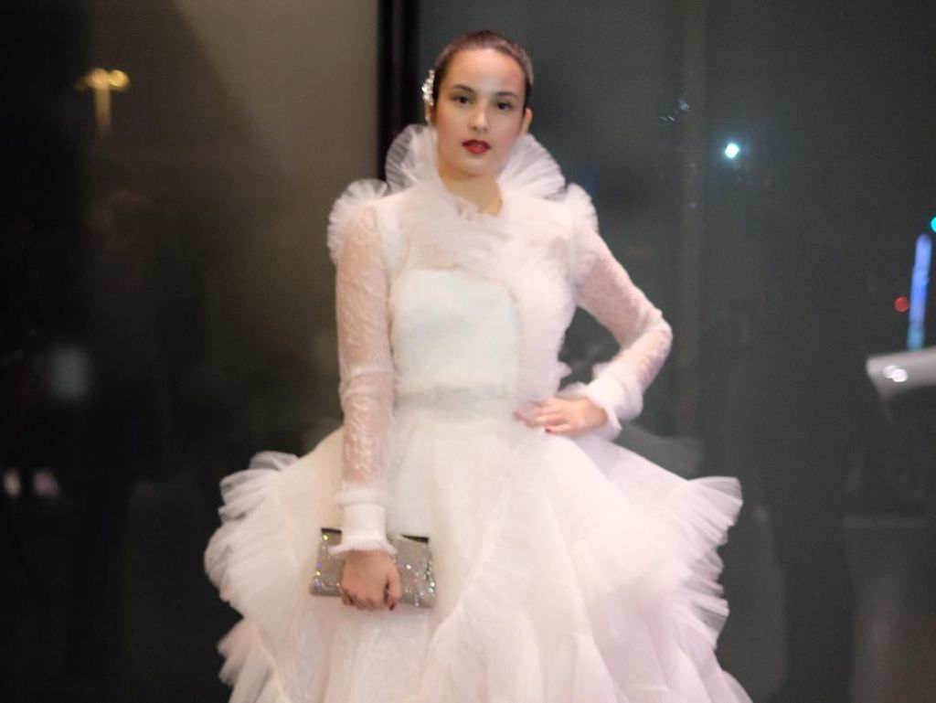 Seperti Angsa Putih, Chelsea Islan Anggun di Fashion Show Victorias Secret