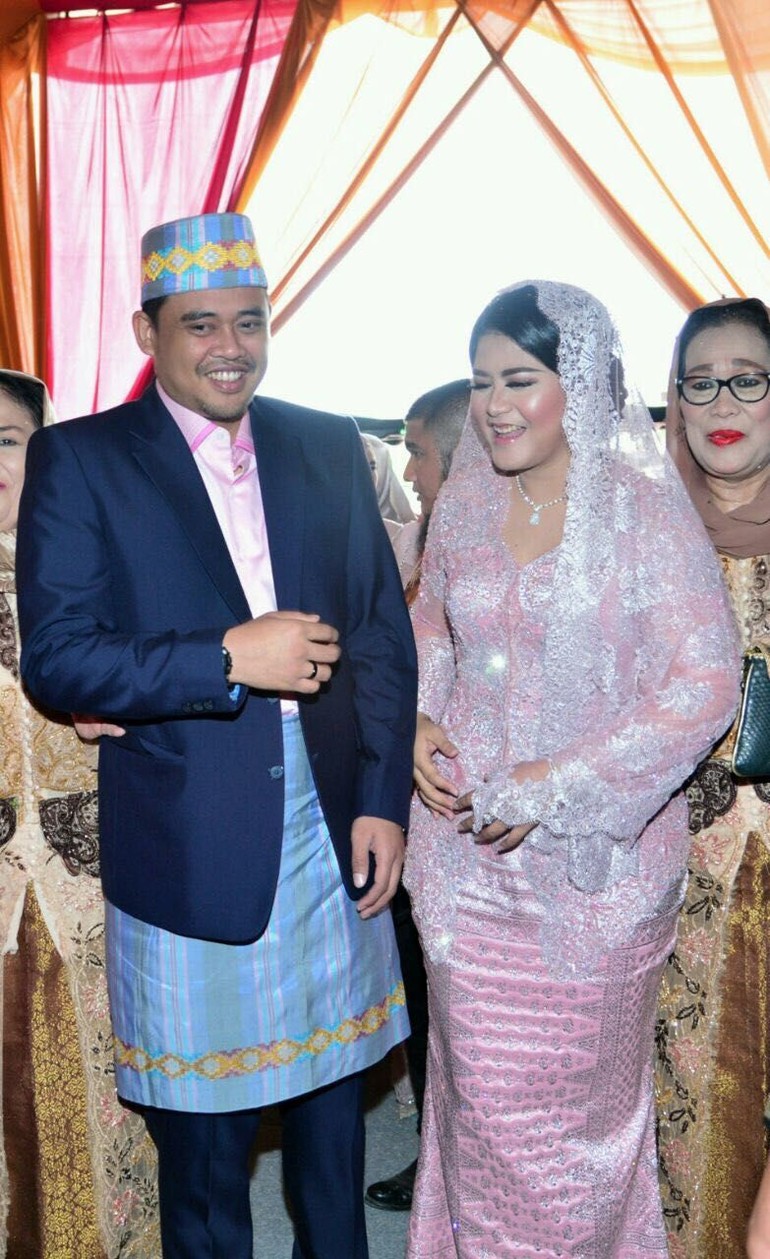 Foto Cantiknya Kahiyang Ayu Pakai Veil Pink Di Prosesi Pemberian Marga