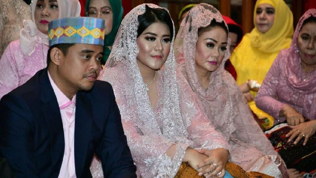 Foto: Cantiknya Kahiyang Ayu Pakai Veil Pink di Prosesi Pemberian Marga Foto: Cantiknya Kahiyang Ayu Pakai Veil Pink di Prosesi Pemberian Marga
