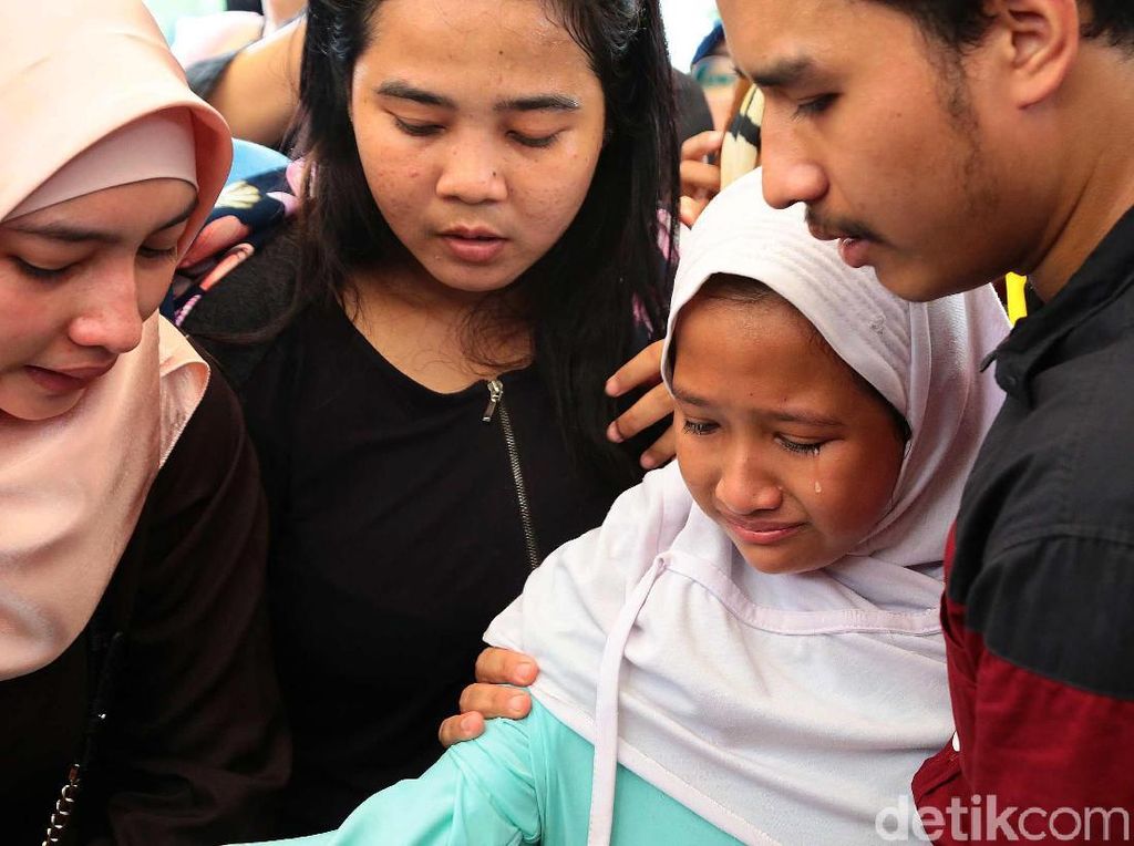 Pemakaman Berlangsung Haru, Anak Laila Sari Hampir Pingsan