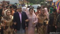 Karangan Bunga dan Tamu VIP di Pemberian Marga Kahiyang Siregar