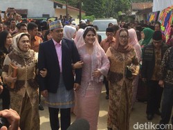 Pesona Kahiyang Ayu Berkebaya Pink di Upacara Adat Pemberian Marga