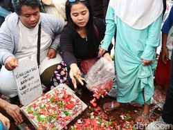 Pemakaman Laila Sari yang Penuh Air Mata