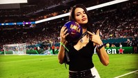 Satu lagi model cantik kelahiran Brasil yang pernah wara-wiri di panggung peragaan lingerie Victorias Secret. Adriana Lima sempat menikah dengan pebasket Marko Jaric, namun kemudian bercerai di 2016 lalu. (Instagram @adrianalima)