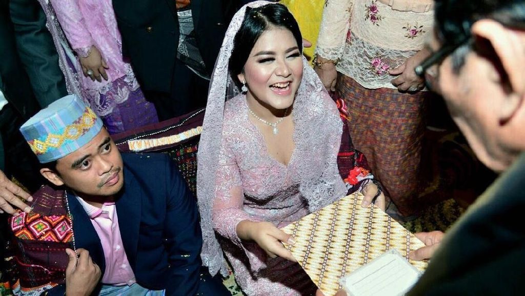 Senyum Merekah Putri Jokowi Saat Terima Sertifikat Boru Siregar Senyum Merekah Putri Jokowi Saat Terima Sertifikat Boru Siregar