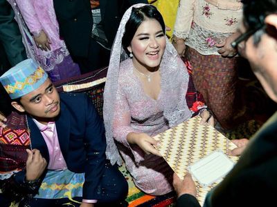 Senyum Merekah Putri Jokowi Saat Terima Sertifikat Boru Siregar