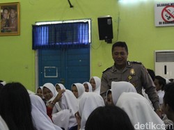 Aksi Polisi Michael Jackson Garut Ingatkan Pelajar Bahaya Narkoba