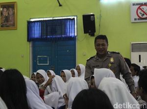 Aksi Polisi Michael Jackson Garut Ingatkan Pelajar Bahaya Narkoba Aksi Polisi Michael Jackson Garut Ingatkan Pelajar Bahaya Narkoba
