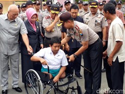 Bocah Difabel di Bojonegoro Dapat Hadiah dari Kapolda Jatim