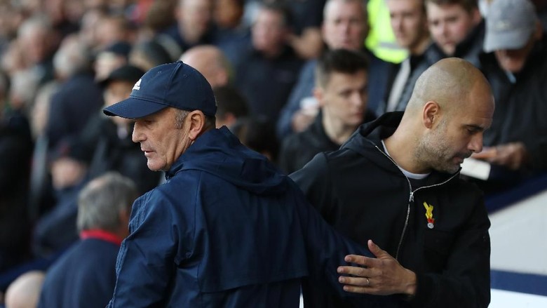 Peluk Hangat Guardiola untuk Pulis yang Baru Dipecat Peluk Hangat Guardiola untuk Pulis yang Baru Dipecat