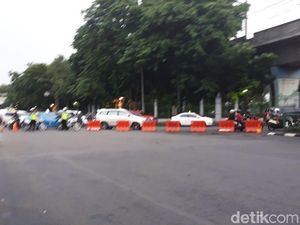 Ada Pohon Tumbang Timpa Bajaj, Lalu Lintas Menuju Istiqlal Ditutup