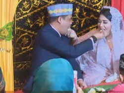 Momen Mesra Kahiyang-Bobby Suap-suapan Usai Adat Pemberian Marga