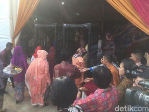 Tamu Mulai Datang ke Acara Pemberian Marga Siregar ke Kahiyang