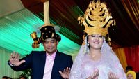 Lirikan Bobby Nasution ke Kahiyang Saat Manortor Berdua