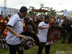 Buka Desa Teknologi, Bupati Pemalang Naik Kuda Lumping