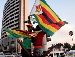 Sorak-sorai Warga dan Klakson Mobil Sambut Mundurnya Presiden Mugabe