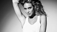 Pernah menjadi salah satu model Victorias Secret, Hannah Davis saat ini berstatus istri Derek Jeter, pemain softball asal Amerika Serikat.  (Instagram @hannahbjeter)