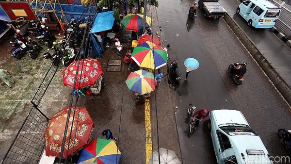 Miris, Baru Kelar Diperbaiki Jalur Pedestrian Dikuasai PKL