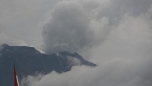 Foto: Asap Kelabu Menyembur dari Puncak Gunung Agung