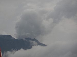 Foto: Asap Kelabu Menyembur dari Puncak Gunung Agung Foto: Asap Kelabu Menyembur dari Puncak Gunung Agung