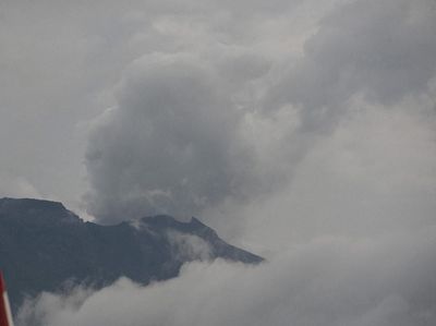 Foto: Asap Kelabu Menyembur dari Puncak Gunung Agung