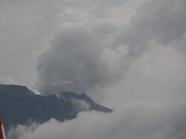 Foto: Asap Kelabu Menyembur dari Puncak Gunung Agung