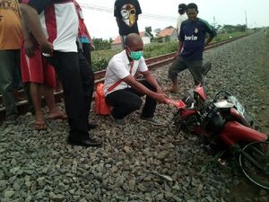 Seorang Pengendara Motor Tewas Tertabrak Kereta di Probolinggo