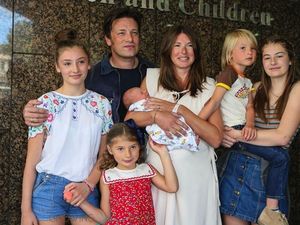 Pesan Menyentuh Istri Jamie Oliver untuk Bidan yang Menolongnya