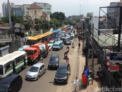 Tiang yang Ditabrak TransJ di Matraman Dievakuasi, Lalin Macet