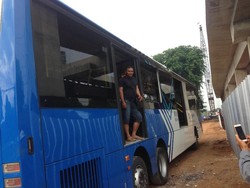 Operator: TransJ Nyangkut di Jatinegara Menyalip Bus Lain