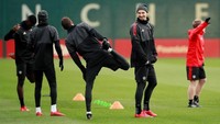 Suasana latihan MU pun terlihat santai. Lihat saja senyum yang dipasang Ibrahimovic. (Foto: Jason Cairnduff/Action Images via Reuters)