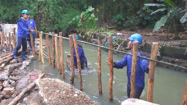 Pasukan Biru Basah-basahan Garap Tanggul Darurat di Jatipadang