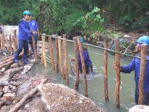 Pasukan Biru Basah-basahan Garap Tanggul Darurat di Jatipadang Pasukan Biru Basah-basahan Garap Tanggul Darurat di Jatipadang