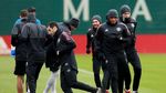 Foto: Mkhitaryan Duduk Sendirian di Sesi Latihan Penuh Senyuman