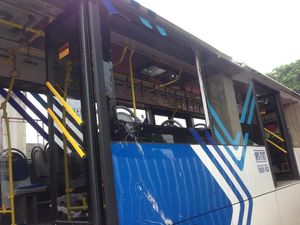 Video Momen Penumpang Berhamburan Kala TransJ Terjebak di Perlintasan Kereta