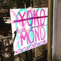 Yoko Mono, sebuah kafe yang digugat oleh Yoko Ono.