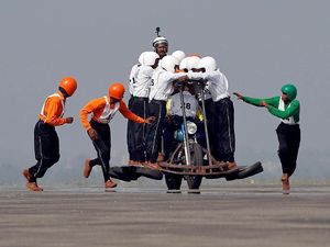 Gokil, 58 Tentara India Berjubel di 1 Motor