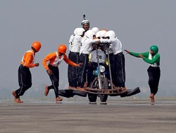 Gokil, 58 Tentara India Berjubel di 1 Motor