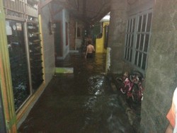 Tanggul Kali Pulo Jebol, Puluhan Rumah di Jatipadang Terendam Air