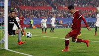 Liverpool mengawali matchday 5 di Ramon Sanchez Pizjuan, Rabu (22/11/2017) dini hari WIB, dengan meyakinkan. Laga baru berjalan dua menit, Liverpool sudah unggul berkat gol Roberto Firmino. Foto: Matthew Childs/Action Images via Reuters
