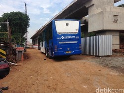 Begini Proses Evakuasi Bus TransJ yang Nyangkut di Jatinegara
