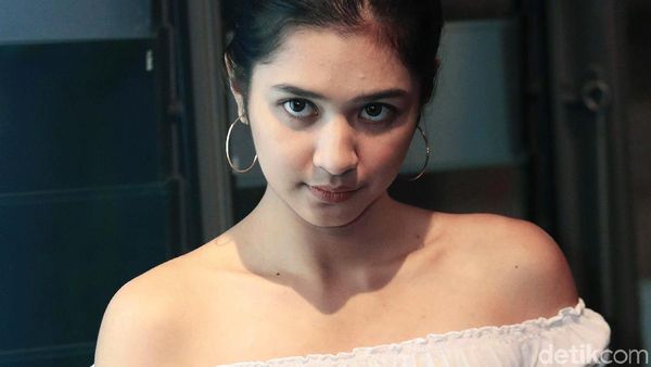 Mikha Tambayong Serius Banget!