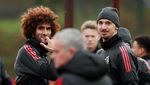 Foto: Mkhitaryan Duduk Sendirian di Sesi Latihan Penuh Senyuman