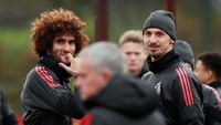 Senyuman jadi pemandangan umum sesi latihan MU menjelang laga lawatan lawan Basel di Liga Champions. Ini tak lepas dari pulihnya sejumlah pemain dari belitan cedera. (Foto: Jason Cairnduff/Action Images via Reuters)