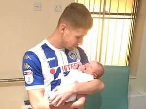 Cetak Dua Gol lalu Ditarik Keluar demi Temani Istri Bersalin