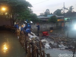Petugas Masih Berjibaku Tangani Tanggul Jebol Kali Pulo