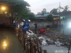 Petugas Masih Berjibaku Tangani Tanggul Jebol Kali Pulo Petugas Masih Berjibaku Tangani Tanggul Jebol Kali Pulo