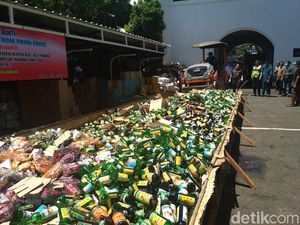 Alat Berat Gilas 47 Ribu Botol Miras di Kantor Kejari Bandung